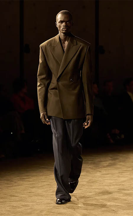 أسبوع باريس للموضة: الانتقال السلس بين ليل خاص ويوم عملي في مجموعة سان لوران